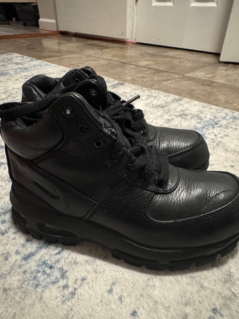Nike Black Leather Mid-Top Boots / Sneakers Youth